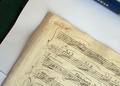 ハンガリーの首都ブダペスト（Budapest）にある国立セーチェーニ図書館（National Szechenyi Library）で撮影された、作曲家ウォルフガング・アマデウス・モーツァルト（Wolfgang Amadeus Mozart）の「ピアノ・ソナタ第11番イ長調K.331」の自筆譜とされる楽譜の一部（2014年9月17日撮影）。(c)AFP/ATTILA KISBENEDEK