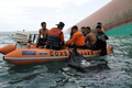 フィリピン中部ロンブロン（Romblon）州シブヤン島（Sibuyan Island）沖で転覆した大型フェリー「プリンセス・オブ・ザ・スターズ（Princess of the Stars）」の船体と、船内から遺体を回収したフィリピン沿岸警備隊と空軍による潜水救助チーム（2008年6月23日撮影）。(c)AFP/ROMEO GACAD