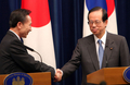 都内の首相官邸で、日韓首脳会談後の共同記者会見で、福田康夫（Yasuo Fukuda）首相（右）と握手を交わす李明博（イ・ミョンバク、Lee Myung-Bak）韓国大統領（左、2008年4月21日撮影）。(c)AFP/KOICHI KAMOSHIDA