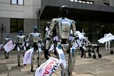 「雇用を守れ！」ロボット群が路上で訴え、AI規制求めデモ ポーランド