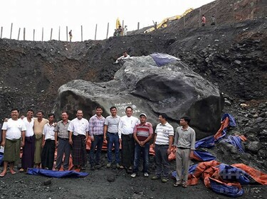 全長5.8メートル、ミャンマーで巨大なヒスイの原石発見 写真3枚 国際