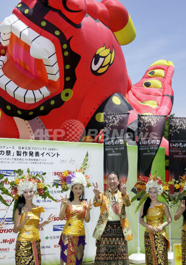 山本寛斎プロデュース、日本・インドネシア国交樹立50周年関連イベント 写真3枚 国際ニュース：AFPBB News