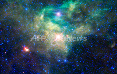 きりん座の若い星団「AFGL 490」、NASA 写真1枚 国際ニュース：AFPBB News