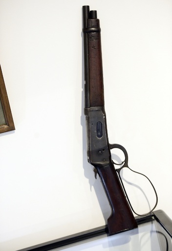 A・ドロン所有のS・マックィーンの銃、約280万円で落札