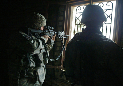 米任務部隊の車列狙った攻撃、米兵6人死亡 - イラク