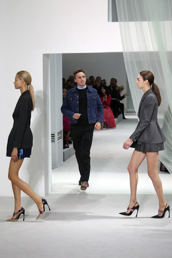 ラフ・シモンズとアディダスがコラボ、フットウェアを発売へ