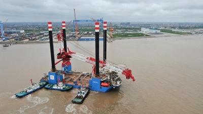 中国初、1300トン級の自走式洋上風車設置船が完成