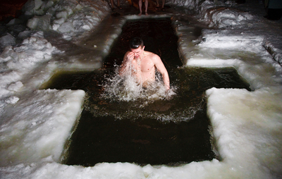 氷のように冷たい水に漬かる信者、ロシア正教会の公現祭