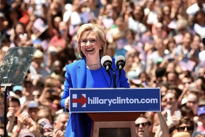 クリントン氏がNYで初の大規模集会、中所得者層支援を掲げる