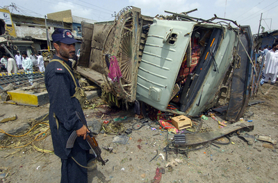 パキスタンでの自爆テロ、死者50人超