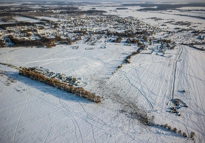 ロシア機墜落、降り積もる雪の中で現場検証続く