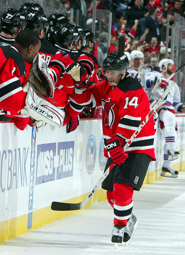 デビルズ 大量8得点でレンジャーズに勝利