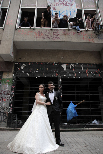 デモ隊に祝福され結婚、トルコ・イスタンブールのカップル