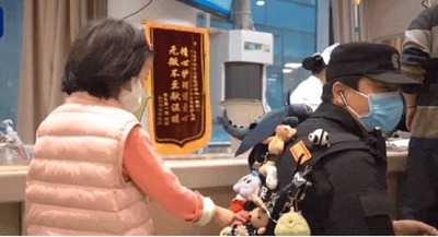 背中に縫いぐるみをたくさん付けた病院の警備員が話題に