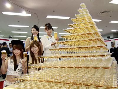 シャンパンタワーならぬ、黄金の「ビールタワー」