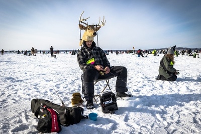 世界最大規模の氷上釣り大会に1万人 米ミネソタ州