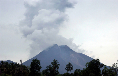 インドネシアのクルド山、「噴火の危険性高い」専門家が警戒を呼びかけ