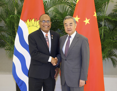 王毅氏、キリバス大統領兼外相と会談
