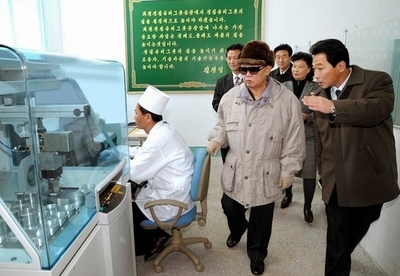 金総書記、今度は陶磁器工場を視察
