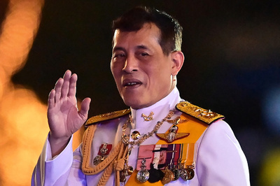 タイ国王、配偶者と刑務所慰問 批判受けイメージアップ作戦か