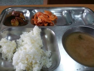刑務所でも肉のおかず食べているのに…「ごはんとスープとキムチだけ」韓国・社員食堂に怒り