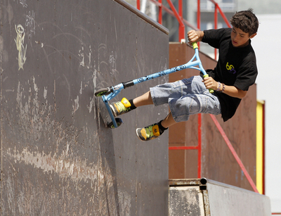 スケートパークで遊ぶスペインの子どもたち