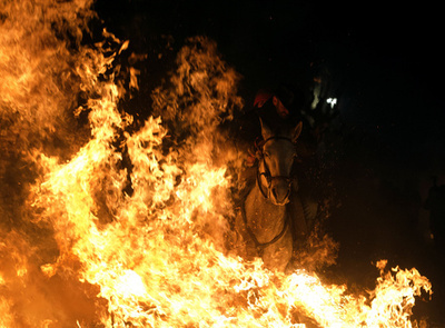 「聖アントニオ祭」開幕、炎の中を駆け抜ける人馬 スペイン