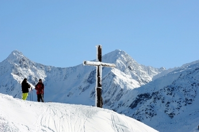 墜落ヘリから雪山へジャンプ！パイロットと乗客助かる
