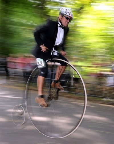 19世紀の「ダルマ自転車」で疾走！10年に1度の面白レース 英国