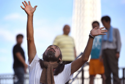 【写真特集】「日々荒野」を生きる路上生活者の踊り