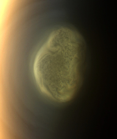 土星の衛星タイタンに冬到来、南極にシアン化物の雲