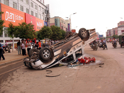 警察車両ひっくり返して新税法に猛抗議、中国