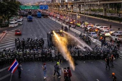 タイ首都で政権退陣求めるデモ、警察が数か月ぶりの実力行使
