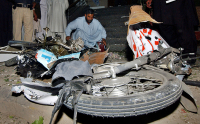 ホテル前で爆弾テロ、元上院議員ら負傷者3人 - パキスタン