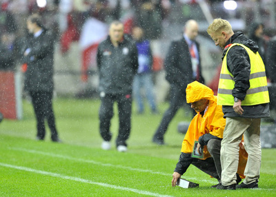 豪雨でポーランド対イングランド戦は延期、W杯欧州予選