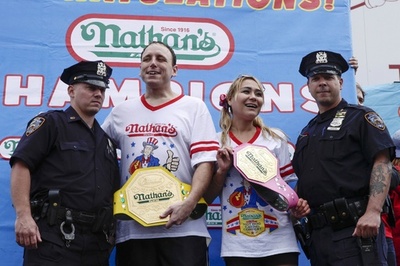 米ホットドッグ早食い、チェスナットさん8連覇 プロポーズも成功