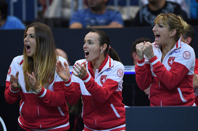 フェド杯準決勝は接戦、初日終えてともに1勝1敗