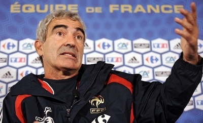 自身の首を危険にさらすドメネク監督