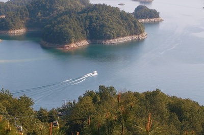 「水の巨人」農夫山泉の創業者、中国の富豪ナンバーワンに