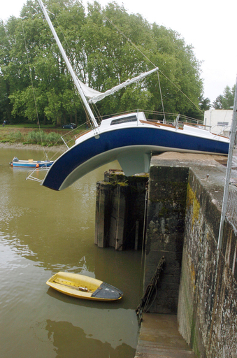 ラ・マルティニエール運河の「ゆがんだボート」