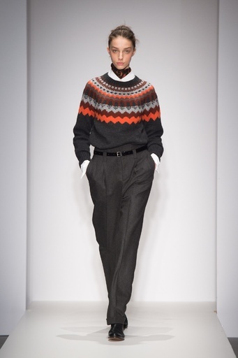 ニットやムートンで見せるマスキュリンなエレガンス、「マーガレット・ハウエル」15/16年秋冬