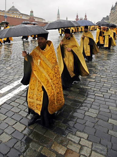 モスクワの赤の広場で「聖キリルと聖メトディウスの日」の行進