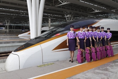 高速鉄道の乗務員、新しい制服でお出迎え 上海