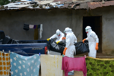 エボラ熱、西アフリカの医療従事者「対処しきれない」