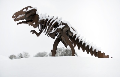 雪の中で身構えるティラノサウルス、独ツァイニンゲン