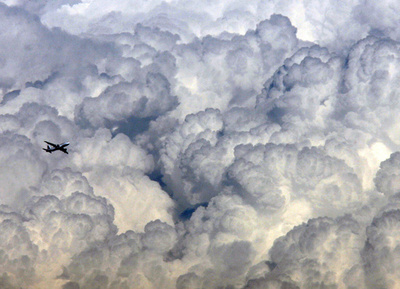 欧州航空当局、電子機器の機内使用を解禁 航空各社独自の判断で