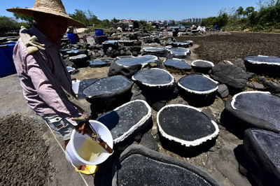 昔ながらの塩作り 海南省