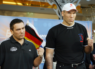 ＜ボクシング＞WBA世界ヘビー級タイトル戦を控え前日計量が行われる - ドイツ