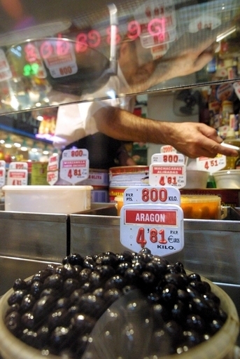 「オリーブがまずい！」、怒った男がバーを破壊 スペイン