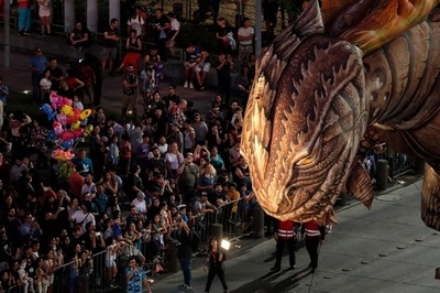 【今日の1枚】群衆見下ろす空気恐竜 チリ